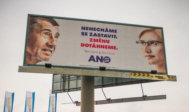 Andrei Babis hamarosan miniszterelnök lehet - a kampány tart. (A milliárdos a plakát bal oldalán látható.) Forrás: ANO / Facebook