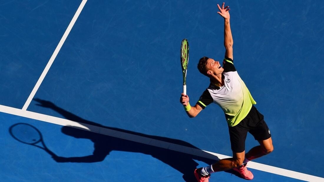 Fucsovics Márton szervál az AUS Open 2018-as nyolcaddöntőjében a Roger Federer elleni nyolcaddöntőben. Fotó: Ben Solomon/Tennis Australia