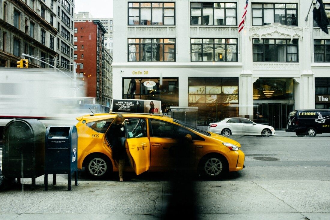 A sárga taxi a város szimbóluma - kíméletlen harcot vív a helyéért. Fotó: Freddy Marschall / Unsplash