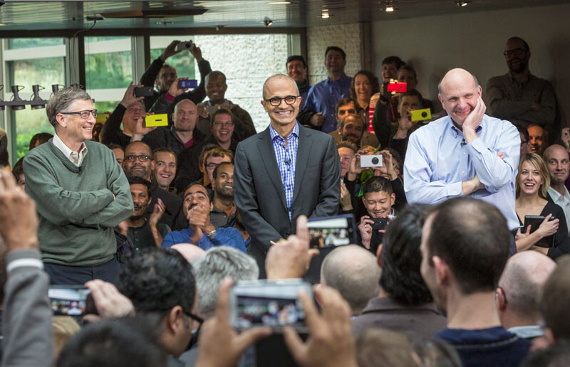 Satya Nadella, a Microsoft CEO-ja beiktatása után. Balra a cég első vezetője, Bill Gates, balra Steve Ballmer, akit Nadella váltott. Fotó: Microsoft