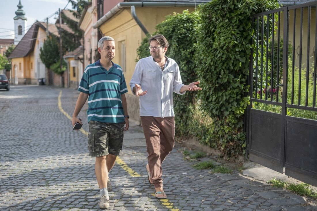 Készül a 2018. júliusi szám Lovasi-portréja: többórás séta Szentendrén. (Jobbra a cikk szerzője, Ács Gábor). Fotó: Forbes / Orbital Strangers