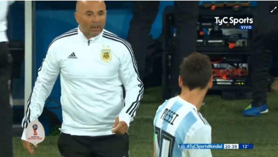 A videón látható, ahogy Sampaoli azt kérdezi Messitől, mit csináljon, be küldje-e a csatár Kun Aguerót. Messi bólint, Aguero be is állt pár perc múlva. 