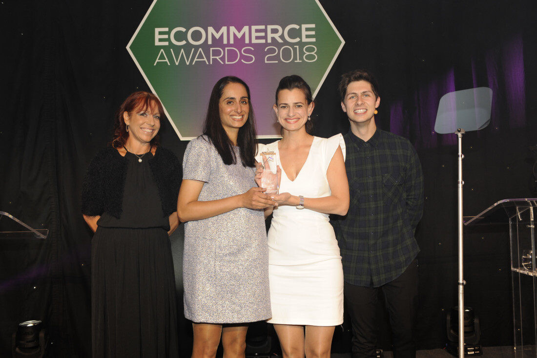 Az Antavo képviselői az „eCommerce Awards for Excellence” díjátadóján Londonban. Középen balra Rohini Contractor, jobbra Kecsmár Zsuzsa. 