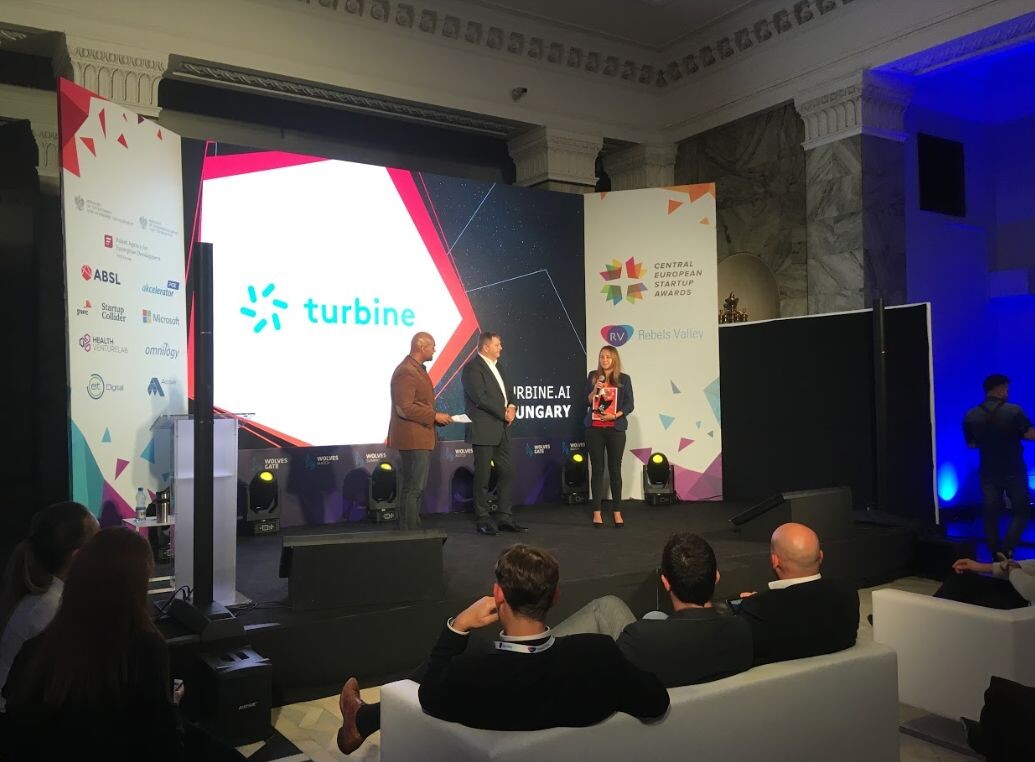 A legjobb AI startup díját veszi át a Turbine.AI csapata a CESA 2018-as, varsói díjkiosztóján. Fotó: CESA