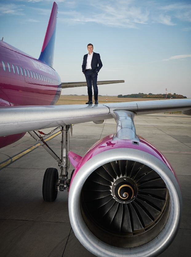 Váradi József alapító és CEO egy Wizz-gép szárnyán. Fotók Krasznai Zoltán 