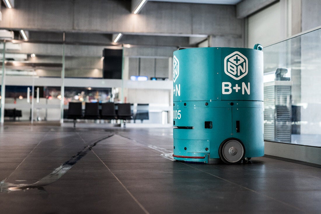 A társaság takarítórobotja Ferihegyen - a reptéren ma már földi kiszolgálóként is jelen vannak. Fotó: B+N