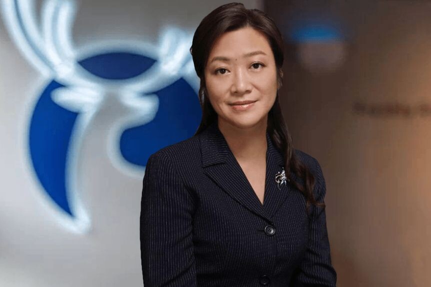 Jenny Zhiya Qian, a Luckin Coffee alapítója. Hazai pályán két év alatt veri meg a nagy rivális Sturbucksot. 