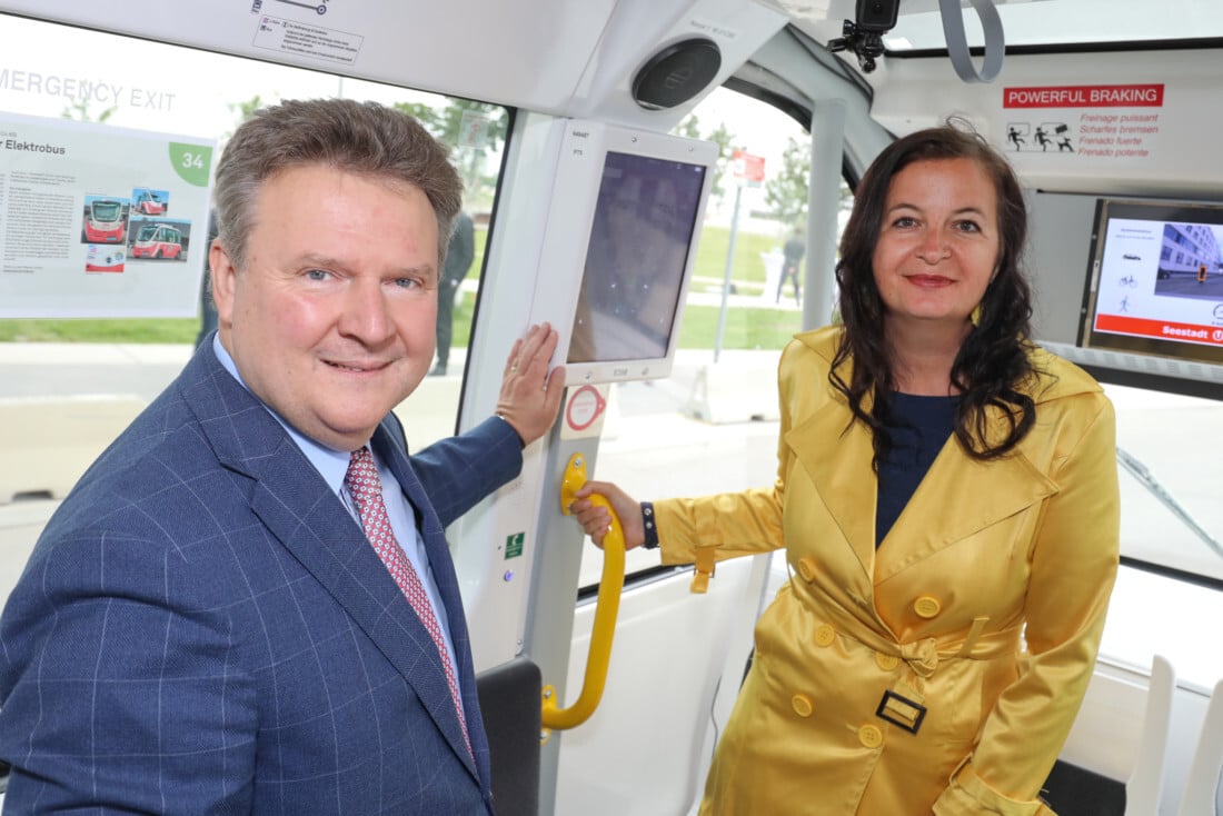 Bécs polgármestere, Michael Ludwig és Ulli Sima környezetvédelmi városi tanácsnok elsőként tesztelhette az önjáró buszokat © PID / Fürthner