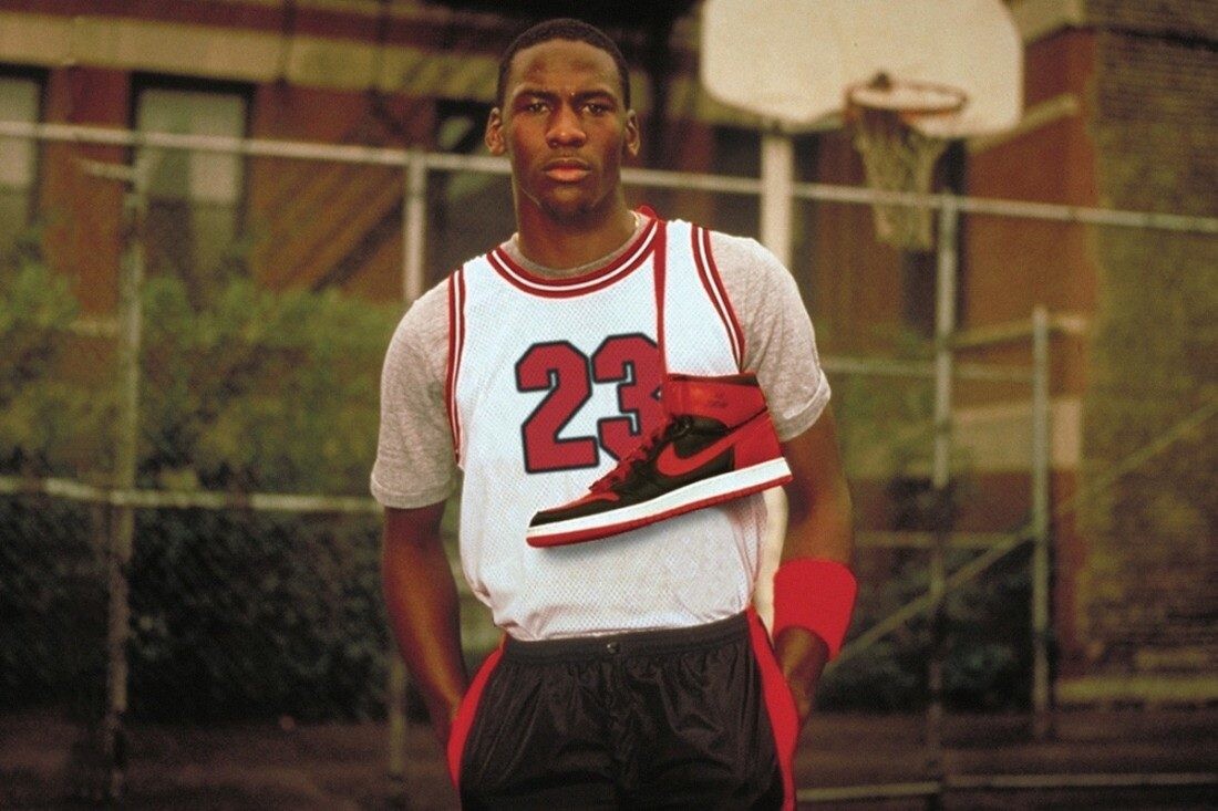Michael Jordan, nyakában a klasszikus Air Jordan 1 cipővel. Fotó: Nike