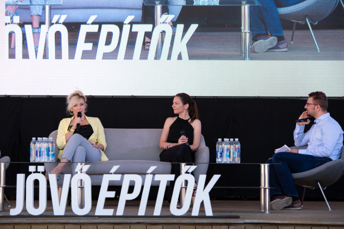 Gera Marina (középen) a 2020-as Forbes Women's Summit színpadán. Fotó: Fekete Csaba
