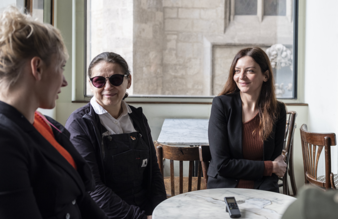 A 2020. márciusi Forbes címlapinterjúja készül: Borbély Alexandra, Enyedi Ildikó és Gera Marina az asztal körül. Fotó: Forbes archív / Orbital Strangers