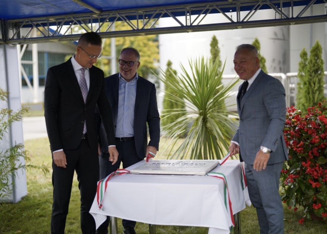Szijjártó Péter külügyminiszter, Alessandro Pasquale, tulajdonos és Balogh Levente elnök-társtulajdonos a Szentkirályi új raktárának alapkőletételén 2021 októberében. 