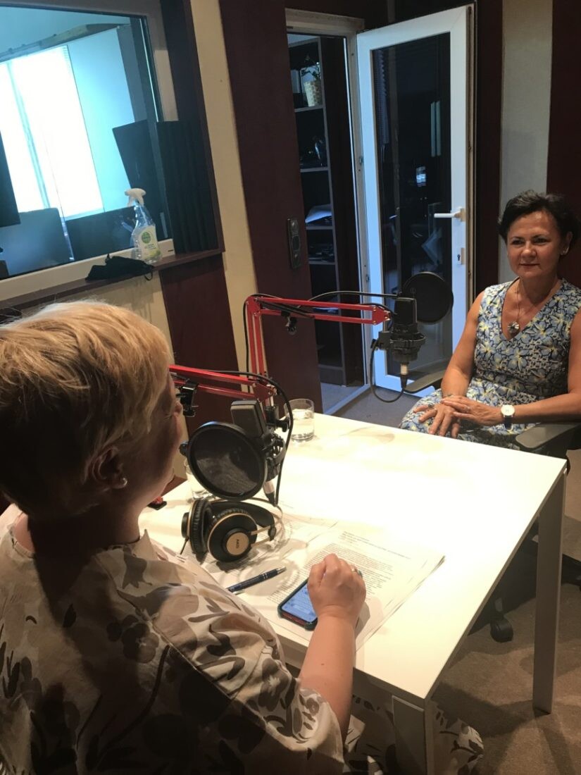 Dr. Tkacsik Márta a Re-business podcast felvételén, a műsor házigazdájával, Pistyur Veronikával szemben. Fotó: Betone Stúdió.