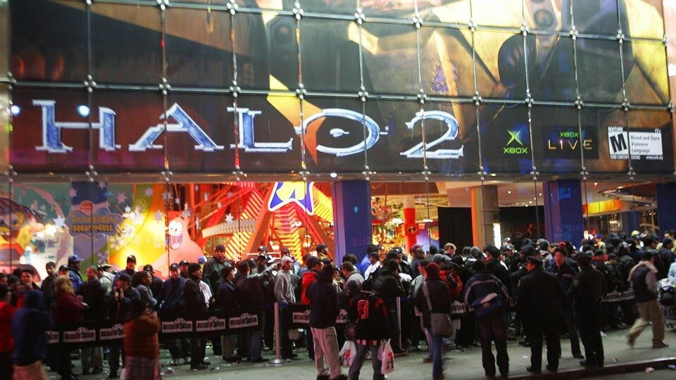 Hosszú sorok a Halo 2 éjféli megjelenésekor a Time Square-en 2004-ben
